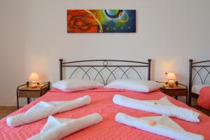 Agia Kiriaki BeachAperanto galazio的一张带两个枕头的床和毛巾