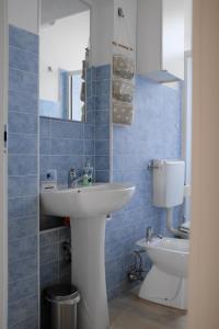 萨尔扎纳Moralma的蓝色瓷砖浴室设有水槽和卫生间