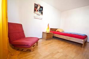 慕尼黑Oktoberfest的小房间设有一张床和一把椅子