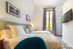 巴塞罗那赫罗纳旅馆的酒店客房设有两张床和一台平面电视。