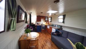 SallinsRoisin Dubh Houseboat的一间客厅和厨房,位于一个小房子里