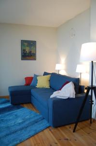 马尔肖Auf dem Berg的客厅里一张蓝色的沙发,配有两盏灯
