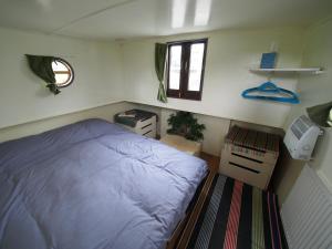 SallinsRoisin Dubh Houseboat的一间小卧室,配有一张床和一张书桌