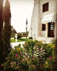 坎波马里诺Albadido的前面有一堆鲜花的建筑