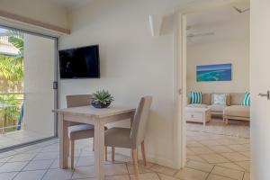 道格拉斯港麦哥精品度假公寓酒店的一间带桌椅的用餐室和一间客厅