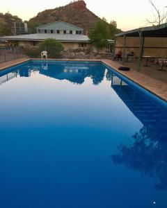 Arkaroola阿卡露拉荒野保护区酒店的庭院里的一个蓝色海水游泳池