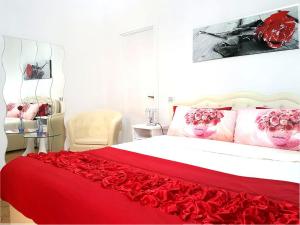 马尔泰拉戈瓦内萨住宿加早餐旅馆的一间卧室配有红色的床,上面有玫瑰花