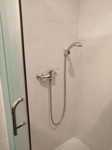考纳斯勒克司旅馆的浴室内配有淋浴和头顶淋浴