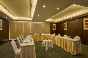 多哈萨菲尔多哈酒店的一间会议室,配有长桌子和白色椅子