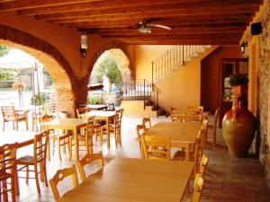 bedizzoleAgriturismo SANGALLO的一间带桌椅的餐厅,以及楼梯
