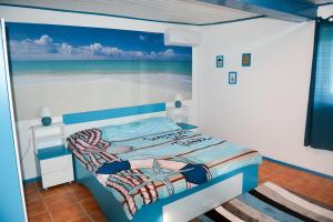 茹里洛夫卡Sailors Guest House Jurilovca的一间卧室配有一张带海洋绘画的床