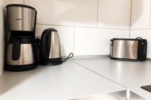科隆科隆度假屋的厨房柜台上的2个 ⁇ 材和咖啡壶