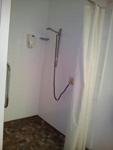 纳皮尔艾斯海汽车旅馆的带淋浴和浴帘的浴室