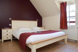 康卡勒孔克勒村庄酒店的一间卧室设有一张大床和一个窗户。