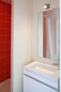 康卡勒孔克勒村庄酒店的浴室设有白色水槽和镜子