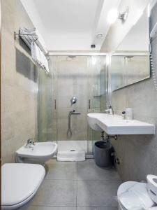 米兰奥罗拉酒店的一间带水槽、淋浴和卫生间的浴室