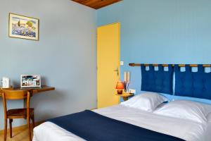 Neuvy-PaillouxBerry Relais的蓝色的卧室,配有床和黄色的门