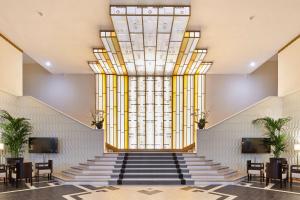 达克斯布鲁斯普伦迪酒店的大堂设有楼梯和大窗户
