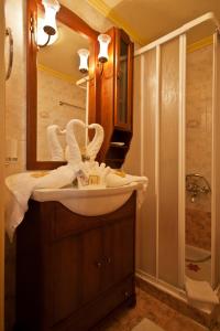 干尼亚Casa Leone Hotel的一间带水槽、镜子和淋浴的浴室