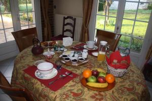 PouilléA la Volette的一张桌子,早餐包括水果和果汁