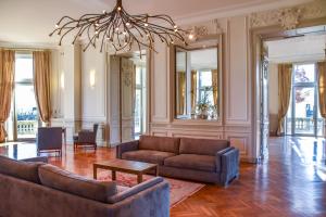 布朗屈埃福尔格拉特奎纳城堡酒店的客厅配有两张沙发和一个吊灯。