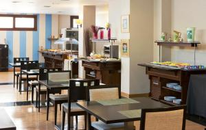 阿瑞特扎Hotel Balneario Areatza Nº 01224的一间带桌椅的用餐室和一间自助餐厅
