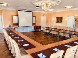 南泰利耶托儿帕瑞典酒店的一间会议室,配有桌椅和屏幕