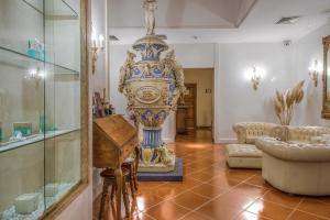 佛罗伦萨Hotel Atlantic Palace的一间客厅,客厅里有一个大花瓶