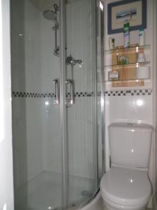 约克阿万达宾馆的带淋浴和卫生间的浴室