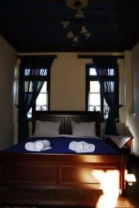 切佩洛沃Hotel Kamares的一间卧室配有一张床,上面有两条毛巾
