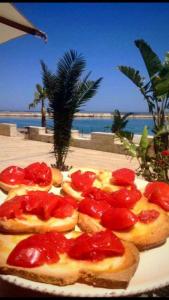 萨维勒特里Maricasa Savelletri的海滩上一盘带西红柿的面包