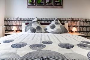 埃森埃森套房公寓酒店的卧室配有带枕头的大型白色床