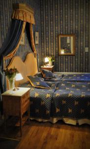 南泰利耶托儿帕瑞典酒店的一间卧室配有一张床、一张桌子和一面镜子