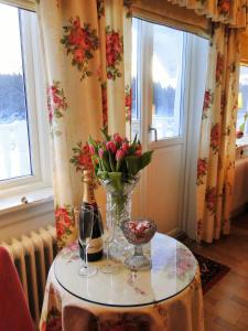 南泰利耶托儿帕瑞典酒店的花瓶和酒杯的桌子
