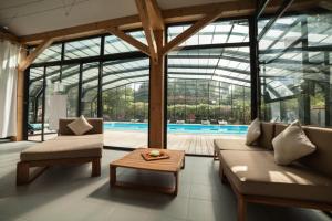诺亚芒提亚圣保罗酒店的一间带两张沙发和一个游泳池的客厅