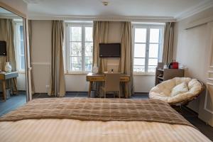 埃佩尔奈吉恩酩悦酒店的酒店客房设有一张床、一张书桌和窗户。