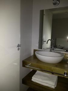 圣弗朗西斯科-迪保拉Piavi Residencial的浴室配有带镜子的盥洗盆和毛巾