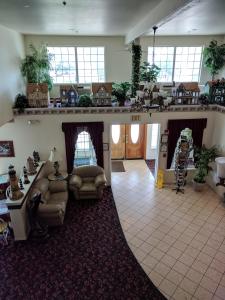 新奥尔良市灯塔酒店的带沙发的客厅和植物间