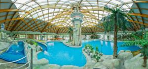 卡特兹奥布萨维KRESNIČKA的度假村内的一个室内游泳池,拥有圆顶天花板