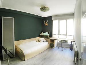 维多利亚-加斯特伊兹Luxury San Prudencio Vitoria的一间卧室配有一张床和一张书桌