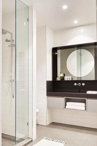 墨尔本泰尔阿尔伯特公园湖公寓的一间带水槽和镜子的浴室