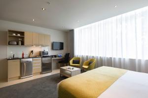 奥克兰奎斯特霍布森服务公寓的酒店客房带一张床和一个厨房