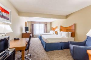 奥兰多环球影城及会展中心温盖特温德姆酒店的酒店客房配有两张床和一张书桌