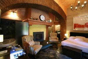 巴列斯特罗卡拉特拉瓦帕拉西奥德拉塞尔纳精品酒店的酒店客房配有一张床和一个壁炉。