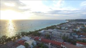 长滩岛长滩岛埃尔普尔托酒店的城市和海洋的空中景观