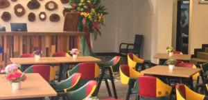 长滩岛长滩岛埃尔普尔托酒店的一间摆放着桌子和五颜六色椅子的房间