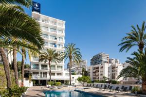 马略卡岛帕尔马玛丽温特欧洲之星酒店的一座棕榈树和建筑游泳池