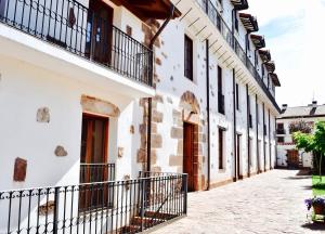 仕格莱Apartamentos Turísticos Rincones del Vino的白色建筑城镇的街道