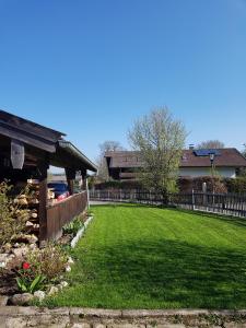 卑尔根Familie Seibert的后院设有围栏和绿草庭院