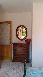 莱乌卡Villa i Pini Santa Maria di Leuca的卧室配有梳妆台和墙上的镜子